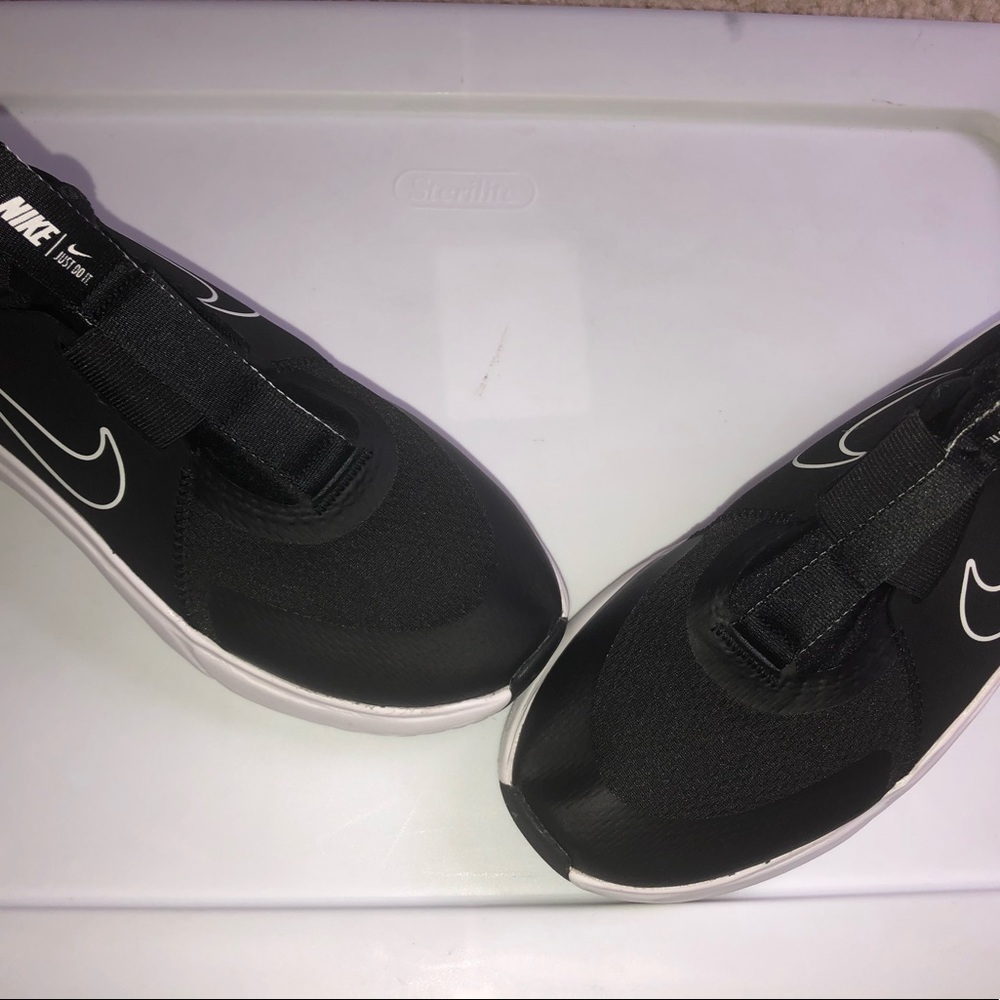 NIKE BOYS FLEX PLUS SLIP ON SNEAKER - BLACK
